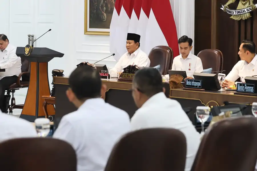 Presiden Prabowo: Teori dan Idealisme Perlu, Tapi Realisme Menyelamatkan Bangsa Presiden Prabowo tekankan pentingnya pendekatan realistis dalam strategi nasional hadapi tantangan global dan menjaga stabilitas nasional.