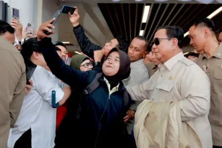 Warga berfoto bersama dengan Presiden Prabowo di Stasiun Padalarang