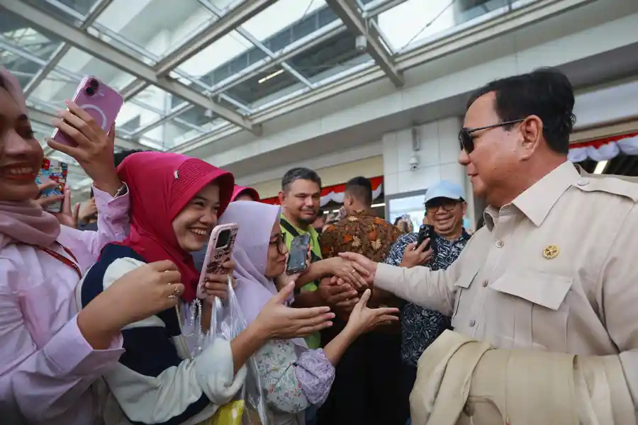 Warga yang telah menunggu menyapa Presiden Prabowo di Stasiun Whoosh Padalarang, Kabupaten Bandung Barat