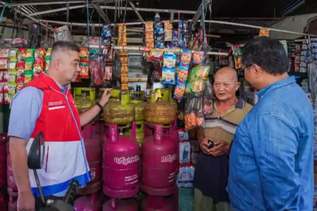 Distribusi LPG 3 Kg Sesuai HET, Ombudsman RI Apresiasi Kinerja Pertamina Patra Niaga Ombudsman RI mengapresiasi distribusi LPG 3 kg oleh Pertamina Patra Niaga yang dinilai telah sesuai regulasi, termasuk kepatuhan HET dan pasokan yang terjaga