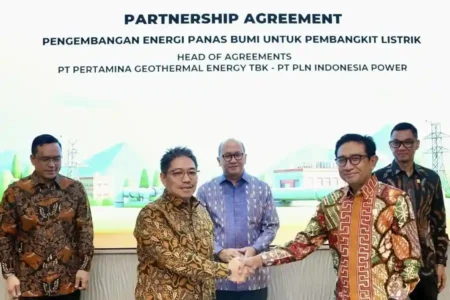 Pertamina dan PLN Kolaborasi Kembangkan Panas Bumi 530 MW, Targetkan Transisi Energi Nasional Pertamina dan PLN bersinergi kembangkan energi panas bumi 530 MW demi percepatan transisi energi bersih nasional melalui proyek strategis bersama.