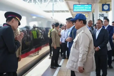 Presiden Prabowo Subianto dua hari berturut-turut menggunakan Kereta Cepat Whoosh saat kunjungan kerja ke Bandung, tunjukkan dukungan pada transportasi publik.