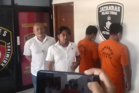 Komplotan Pencuri Mesin Traktor di Tuban Dibekuk Polisi, Jual Barang Curian Lewat Facebook Polisi Tuban berhasil membongkar komplotan pencuri mesin traktor milik petani. Dua pelaku ditangkap saat nongkrong di warung, dua lainnya masih buron.