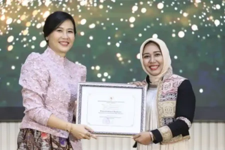 Wali Kota Mojokerto Ika Puspitasari saat menerima penghargaan predikat Kota Layak Anak (KLA) kategori Nindya dari Wakil Menteri PPPA RI Veronika Tan