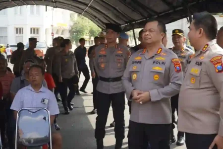 Polrestabes Surabaya jual 25 ton beras seharga Rp12 ribu/kg dalam Gerakan Pangan Murah, lengkap dengan gula dan minyak gratis untuk warga.