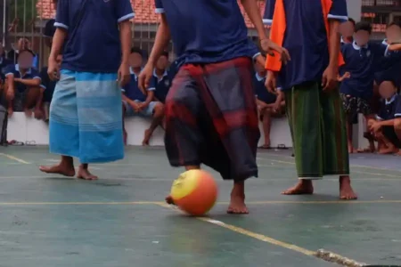 Lapas Mojokerto rayakan HUT RI ke-80 dengan lomba unik sepak bola sarung, penuh tawa dan kebersamaan warga binaan.