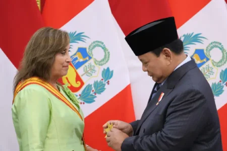 Prabowo kenang penghargaan Grand Cross dari Peru dan balas menganugerahkan Bintang Republik Indonesia Adipurna kepada Presiden Dina di Jakarta.