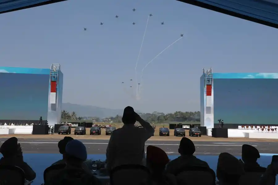 Prabowo: TNI Anak Kandung Rakyat, Siap Mati Membela Bangsa Presiden RI Prabowo Subianto saat memimpin upacara Gelar Pasukan Operasional dan Kehormatan Militer di Lapangan Suparlan Pusdiklatpassus, Batujajar, Kabupaten Bandung Barat, Jawa Barat