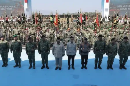 Presiden Prabowo lantik panglima kodam, komandan brigade, dan batalyon teritorial. Tekankan pemimpin TNI harus beri contoh di medan terdepan.