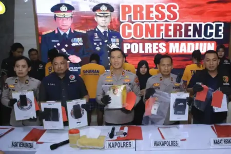 Polres Madiun tangkap 4 tersangka jaringan sabu dan sita 1,1 kg barang bukti. Polisi masih buru bandar besar yang memasok narkotika.