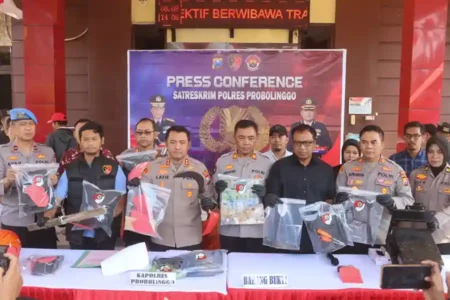 Polres Probolinggo Ungkap 8 Kasus 3C, Amankan 9 Tersangka Sepanjang Juli 2025 Polres Probolinggo amankan 9 tersangka dari 8 kasus 3C sepanjang Juli 2025, termasuk pencurian kotak amal dan curanmor yang viral di media sosial.
