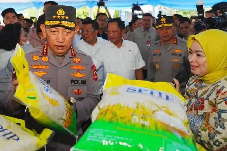 Kapolri Luncurkan Gerakan Pangan Murah, Perintahkan Cegah Penimbunan dan Stabilkan Harga Kapolri luncurkan Gerakan Pangan Murah bersama Bulog untuk tekan harga sembako dan perintahkan antisipasi penimbunan di seluruh daerah.