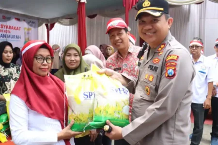 Polres Mojokerto Kota gelar Gerakan Pangan Murah di Desa Mlirip, 3 ton beras murah ludes terjual, warga antusias sambut program bersama Bulog.