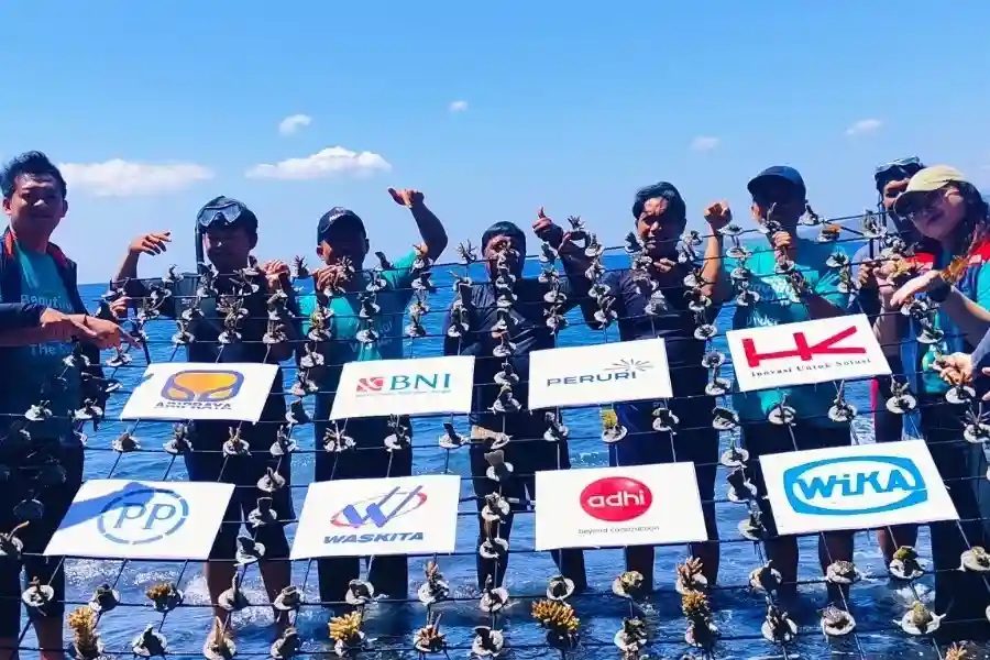 Peruri dan BUMN Lainnya bersama LMI Tanam 2.500 Bibit Terumbu Karang di Banyuwangi PERURI bersama BUMN dan LMI tanam 2.500 bibit terumbu karang di Bangsring, Banyuwangi untuk pulihkan ekosistem laut dan kembangkan ekowisata.