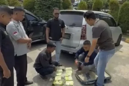 Petugas dari Polda Sumut mengamankan barang bukti sabu-sabu dari tersangka.