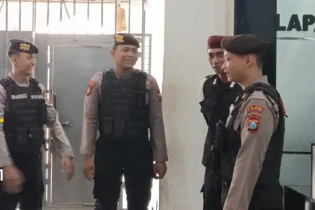 Polres Mojokerto Kota rutin patroli sambang di Lapas Mojokerto untuk menjaga kondusifitas, keamanan, dan ketertiban lingkungan pemasyarakatan.
