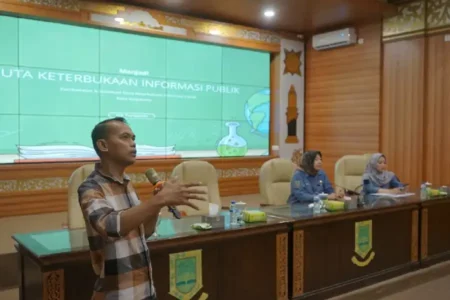 Diskominfo Kota Mojokerto libatkan Gus dan Yuk serta Forum Anak sebagai Duta KIP 2025 untuk mendorong keterbukaan informasi publik yang positif dan akurat.