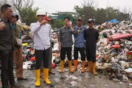 Wabup Bogor Jaro Ade tinjau TPA Galuga untuk pastikan keselamatan kerja pekerja, dengar aspirasi, dan perkuat kerja sama pengelolaan sampah dengan Kota Bogor.