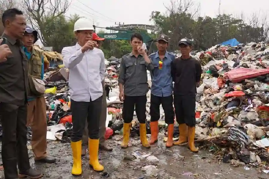 Wabup Bogor Tinjau TPA Galuga, Tekankan Keselamatan Kerja dan Perkuat Sinergi Pengelolaan Sampah Wabup Bogor Jaro Ade tinjau TPA Galuga untuk pastikan keselamatan kerja pekerja, dengar aspirasi, dan perkuat kerja sama pengelolaan sampah dengan Kota Bogor.