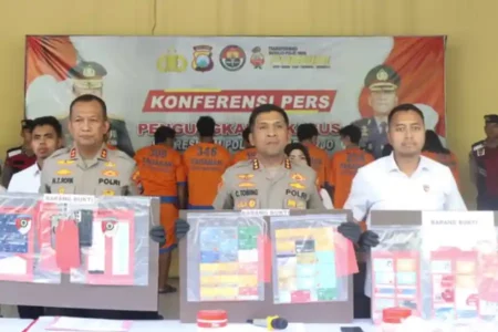 Polresta Sidoarjo ungkap sindikat penjualan data pribadi untuk judi online. Perputaran uang capai Rp 5 miliar, delapan tersangka diamankan.