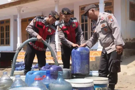 Polres Probolinggo dan BPBD distribusikan air bersih untuk warga Tiris yang terdampak kekeringan akibat musim kemarau panjang.