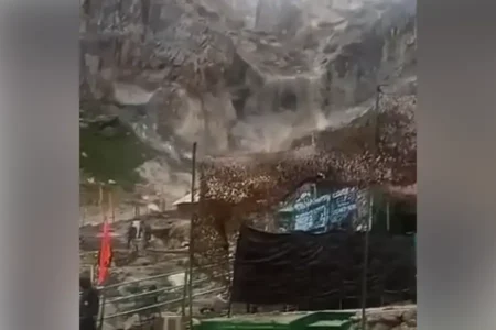 Tangkapan layar cloudburst saat menerjang sebuah desa di Pakistan