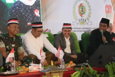 Acara Ngaji Bareng KH. Anwar Zahid yang digelar di halaman Kantor DPRD Kabupaten Mojokerto