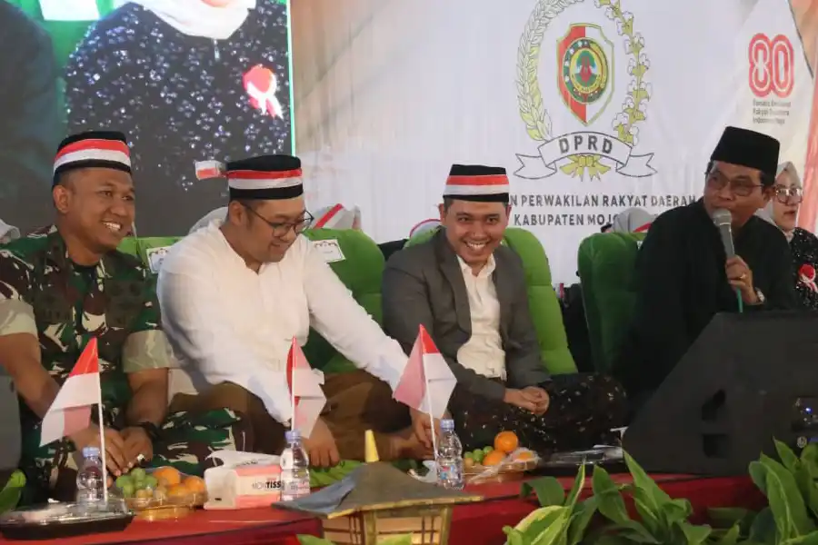 Gus Bupati Pastikan Tarif Pajak Mojokerto 2025 Tidak Naik, PAD Tetap Optimis Meningkat Acara Ngaji Bareng KH. Anwar Zahid yang digelar di halaman Kantor DPRD Kabupaten Mojokerto