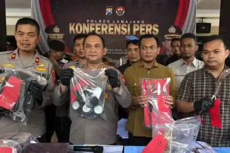 Polres Lumajang menangkap dua pelaku pencurian 91 unit meteran air milik Perumdam Tirta Mahameru. Kerugian ditaksir mencapai Rp32,7 juta.