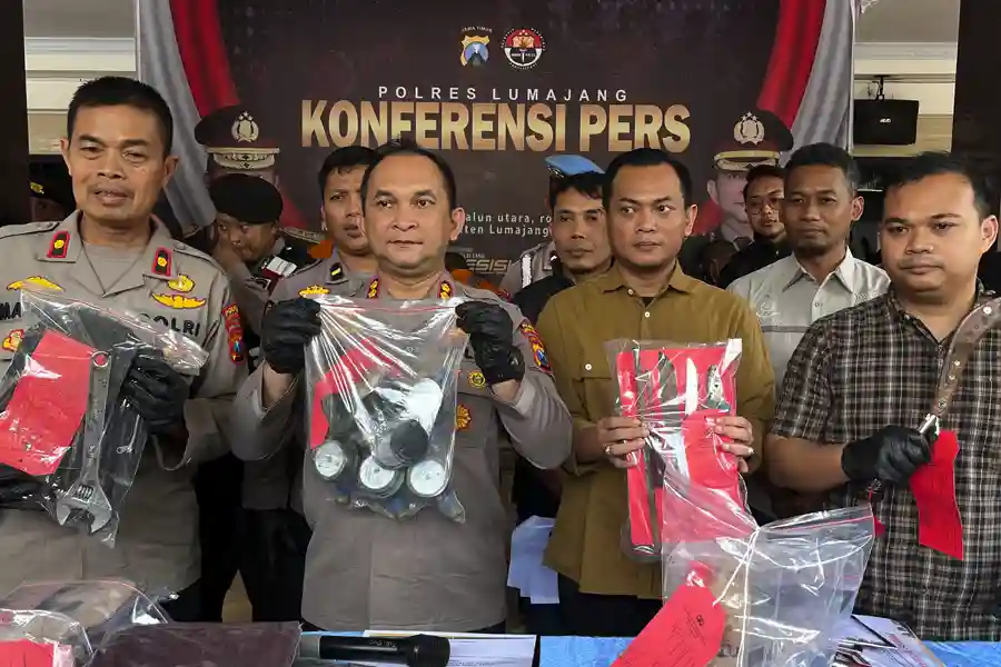 Polres Lumajang Tangkap Dua Pencuri 91 Meteran Air Perumdam Tirta Mahameru Polres Lumajang menangkap dua pelaku pencurian 91 unit meteran air milik Perumdam Tirta Mahameru. Kerugian ditaksir mencapai Rp32,7 juta.