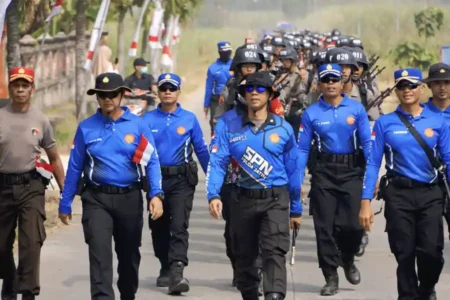 247 siswa SPN Polda Jatim gelar Ekspedisi Darat HUT RI ke-80, bagikan 800 bendera Merah Putih dan bantuan sosial kepada warga Mojokerto.