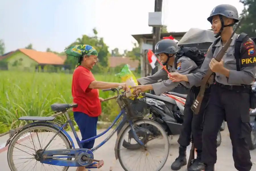 247 siswa SPN Polda Jatim gelar Ekspedisi Darat HUT RI ke-80, bagikan 800 bendera Merah Putih dan bantuan sosial kepada warga Mojokerto.