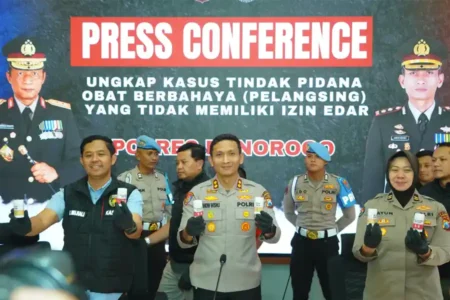 Polres Ponorogo ungkap pabrik obat ilegal di ruko Purbosuman, ribuan botol disita. Produk tanpa izin edar ini berisiko membahayakan kesehatan.