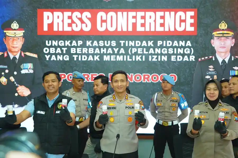 Polres Ponorogo ungkap pabrik obat ilegal di ruko Purbosuman, ribuan botol disita. Produk tanpa izin edar ini berisiko membahayakan kesehatan.