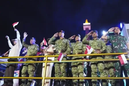 Panglima TNI Jenderal Agus Subiyanto hadiri Pesta Rakyat & Karnaval Bersatu HUT ke-80 RI di Monas. Ribuan warga antusias sambut pawai budaya dan inovasi.
