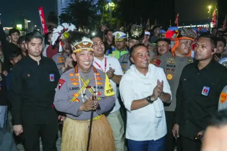 Kapolri dan Mensesneg meninjau Panggung Rakyat HUT RI ke-80 di Bundaran HI. Ribuan warga antusias hadiri karnaval, konser, dan pesta kembang api.