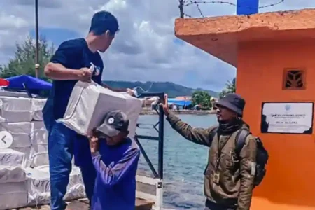 Pengamanan barang bukti minuman beralkohol golongan I jenis bir di Pelabuhan Laut Bobong.