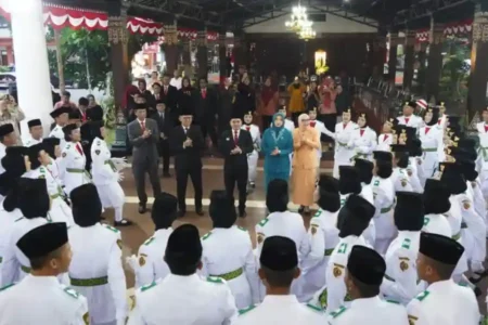 Bupati Muhammad Al Barraa saat mengukuhkan 80 calon anggota Paskibraka Kabupaten Mojokerto