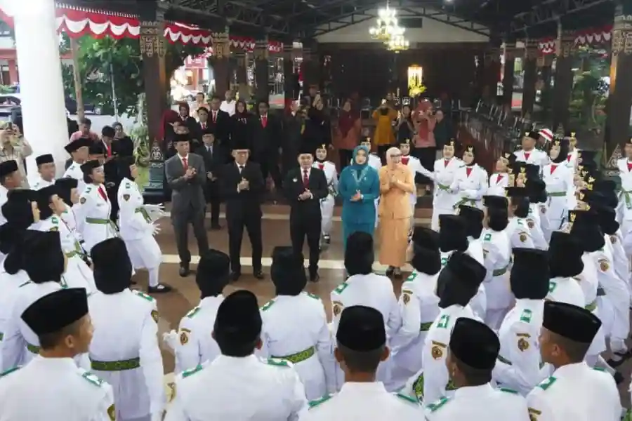 Bupati Mojokerto Kukuhkan 80 Anggota Paskibraka untuk Upacara HUT RI ke-80 Bupati Muhammad Al Barraa saat mengukuhkan 80 calon anggota Paskibraka Kabupaten Mojokerto