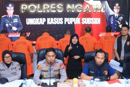 Polres Ngawi berhasil gagalkan penjualan ilegal 17,8 ton pupuk bersubsidi. Sebanyak tujuh tersangka diamankan untuk proses hukum lebih lanjut.