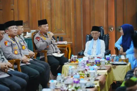 Kapolri Jenderal Listyo Sigit kunjungi dua ponpes di Jatim, sampaikan amanat Presiden untuk menjaga kerukunan serta perkuat sinergi ulama dan umara.