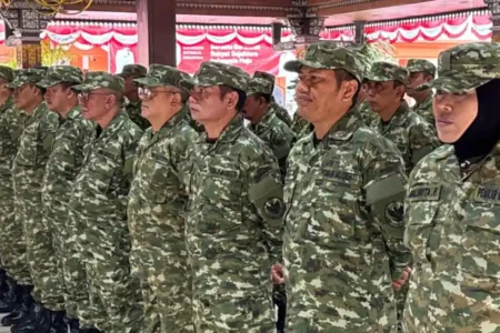 Bupati Mojokerto melepas 62 pejabat untuk retreat di Trawas. Kegiatan ini libatkan TNI guna tanamkan disiplin, loyalitas, dan kekompakan birokrasi.