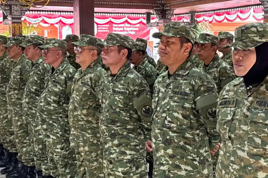 Bupati Mojokerto Lepas 62 Pejabat untuk Retreat, Gandeng TNI Tanamkan Disiplin Bupati Mojokerto melepas 62 pejabat untuk retreat di Trawas. Kegiatan ini libatkan TNI guna tanamkan disiplin, loyalitas, dan kekompakan birokrasi.