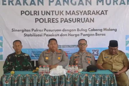 Polres Pasuruan Gelar Gerakan Pangan Murah, Sediakan 2 Ton Beras untuk Warga Tosari dan Sukorejo Polres Pasuruan bersama Bulog gelar Gerakan Pangan Murah, sediakan 2 ton beras SPHP harga terjangkau bagi warga Tosari dan Sukorejo.