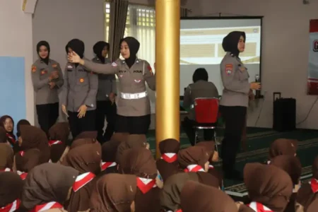 Polwan Polres Magetan peringati HUT ke-77 dengan sosialisasi anti-bullying, narkoba, dan judi online di SMPN 2 Magetan lewat program Polwan Goes to School.