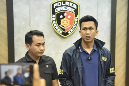 Kasus Pencabulan Anak Bawah Umur di Gresik, Pelaku Diancam Penjara 15 Tahun Petugas dari Polres Gresik saat memberikan keterangan terkait kasus pencabulan anak di bawah umur