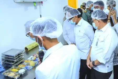 Sekda Jatim Adhy Karyono dampingi Menko Pangan Zulkifli Hasan tinjau SPPG Wonocolo