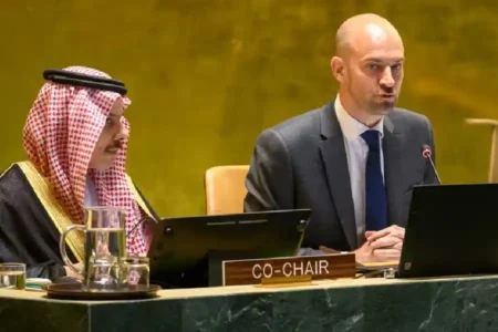 Deklarasi New York: 125 Negara Serukan Solusi Dua Negara untuk Palestina dan Israel Menteri Luar Negeri Jean-Noël Barrot (kanan) dari Prancis dan Pangeran Faisal bin Farhan Al Saud dari Arab Saudi