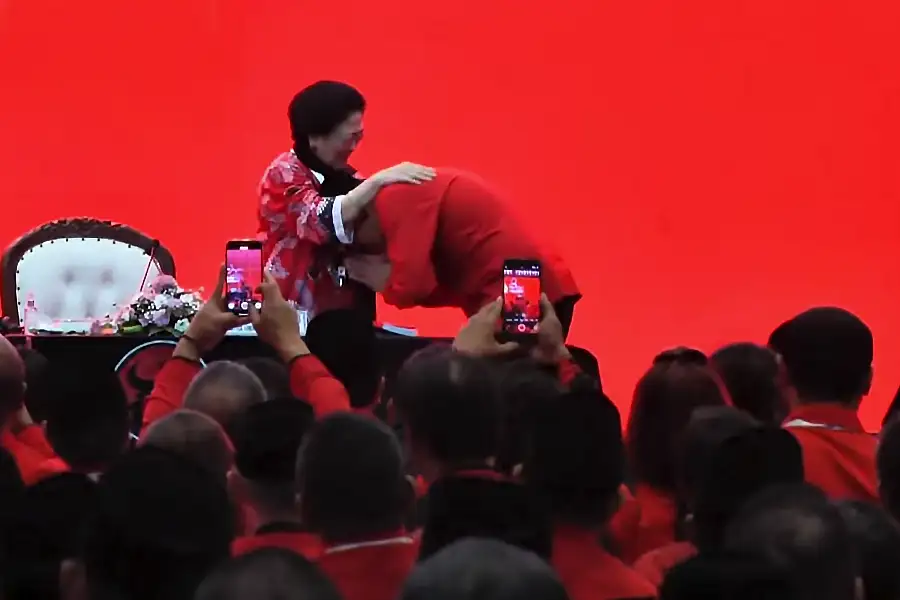 Hasto Kristiyanto Tiba di Kongres Ke-6 PDI Perjuangan, Megawati Soekarnoputri Titikkan Air Mata Hasto Kristiyanto saat bertemu Megawati di Kongres PDIP