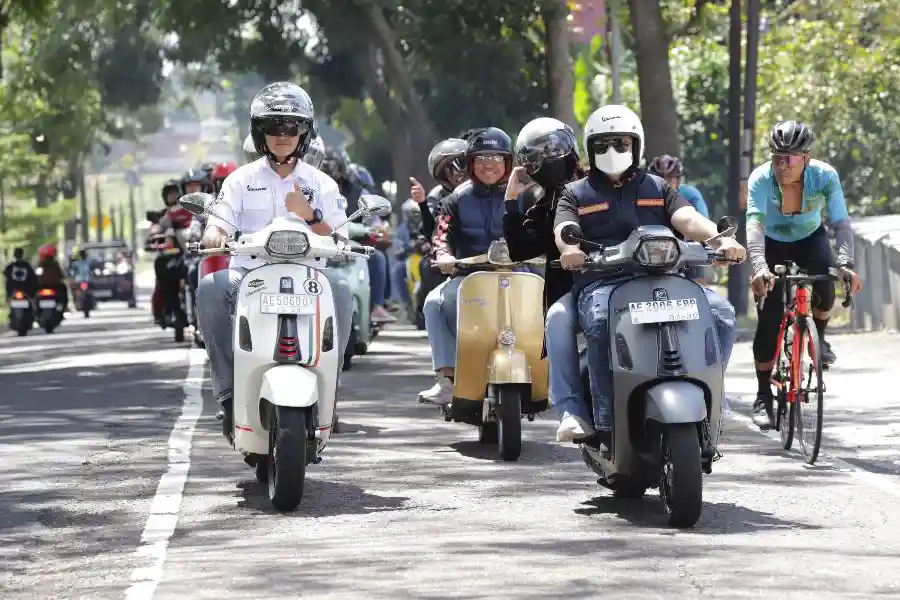 Touring Vespa Meriahkan HUT ke-80 RI di Magetan, Forkopimda Ajak Tertib Lalu Lintas Forum Komunikasi Pimpinan Daerah (Forkopimda) Magetan bersama Komunitas Magetan Vespa Bersatu (MVB) menggelar Touring Kemerdekaan, Sabtu (2/8/2025).